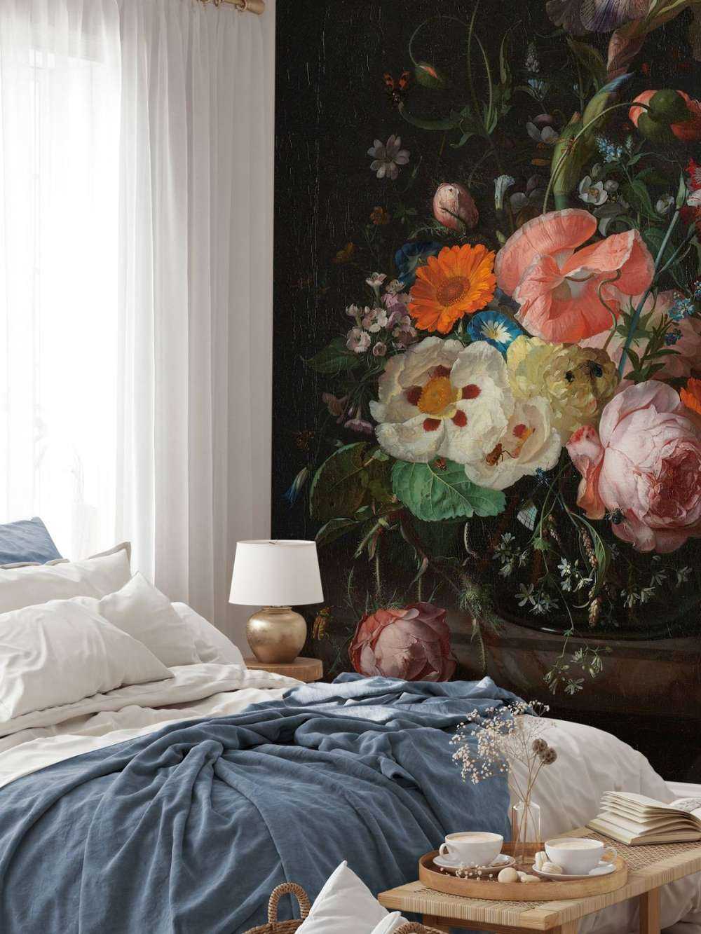 Natura morta con fiori su un tavolo di marmo