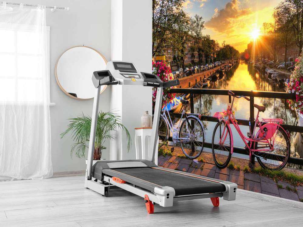 In bicicletta su un ponte con i fiori