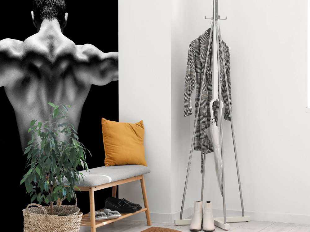 Uomo con le braccia tese