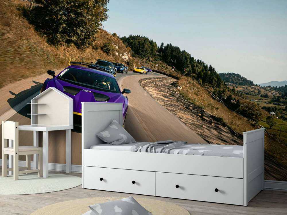 Convoglio di supercar attraverso le montagne