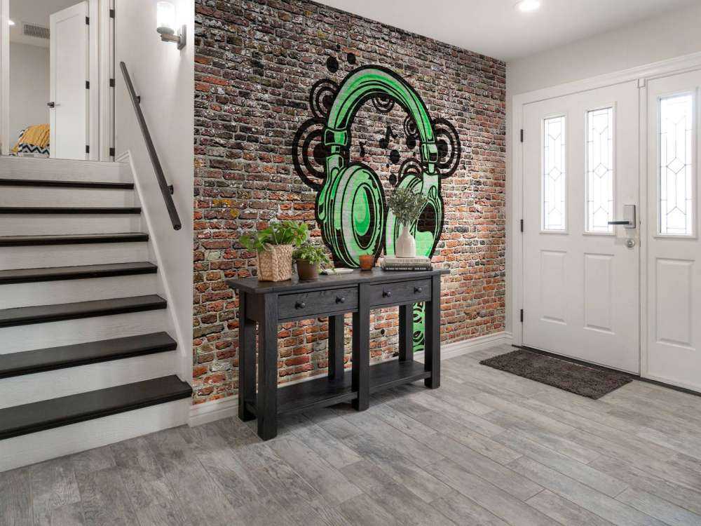 Graffiti su un vecchio muro di mattoni