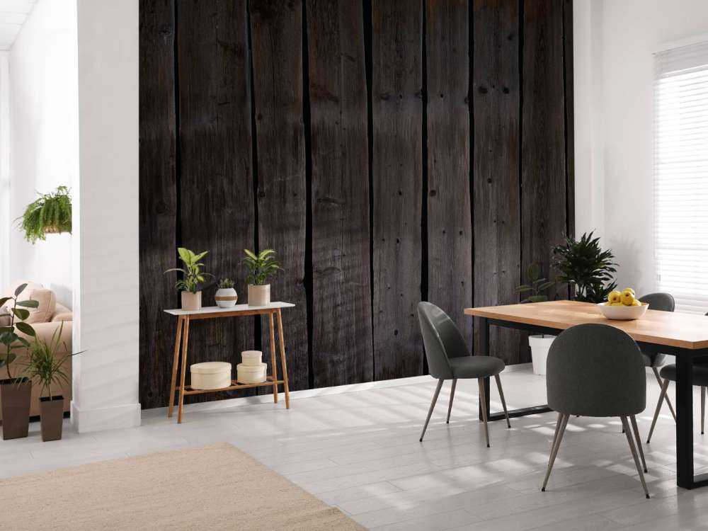 La luce cade sul legno scuro