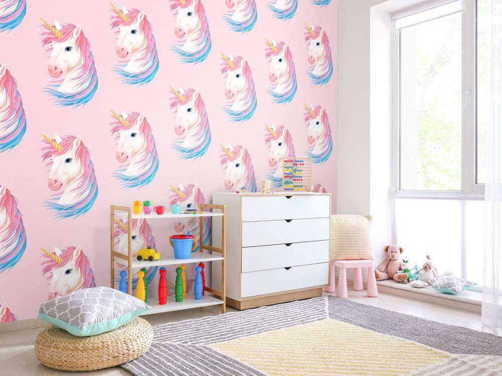 Unicorno bianco con corno dorato