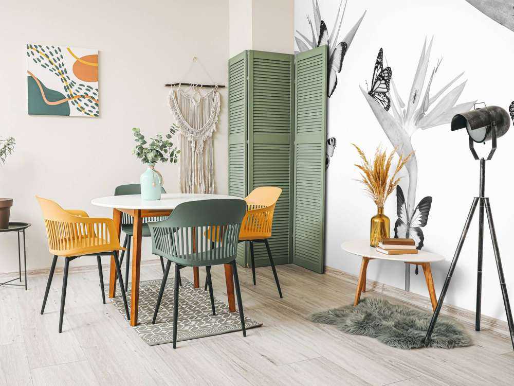 Farfalle su fiori di uccello del paradiso