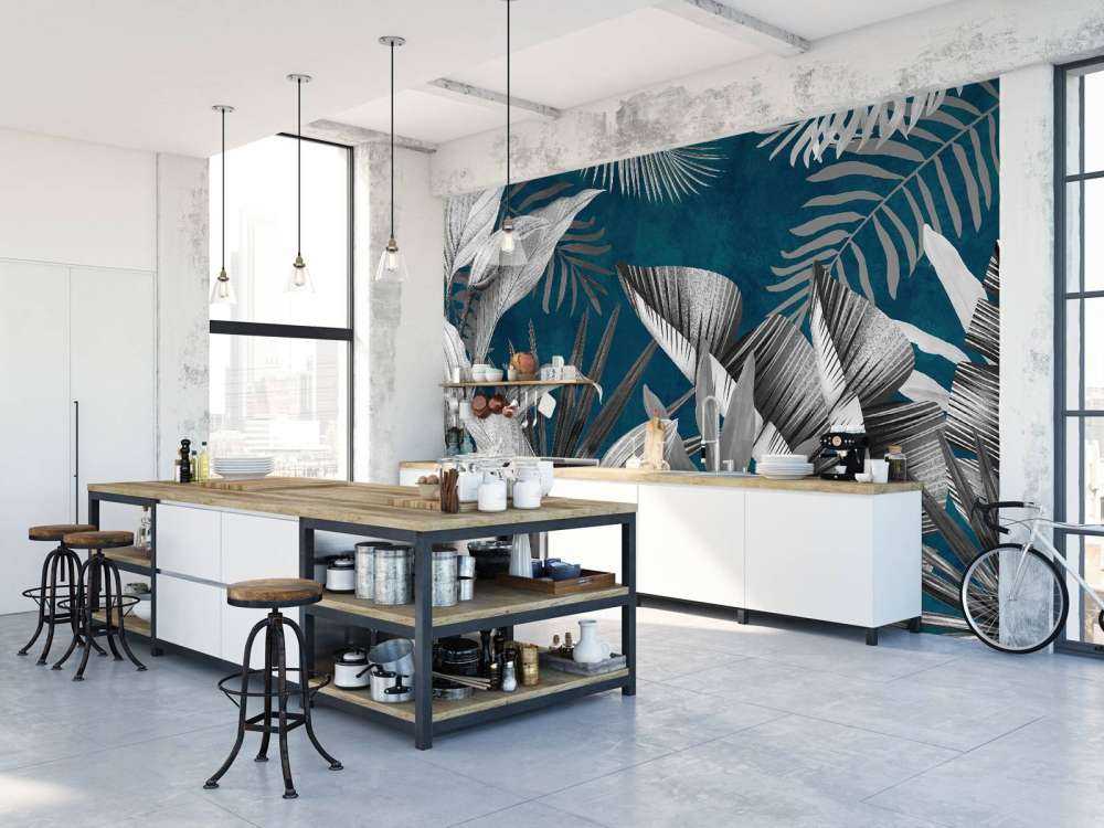 Foglie tropicali su sfondo blu