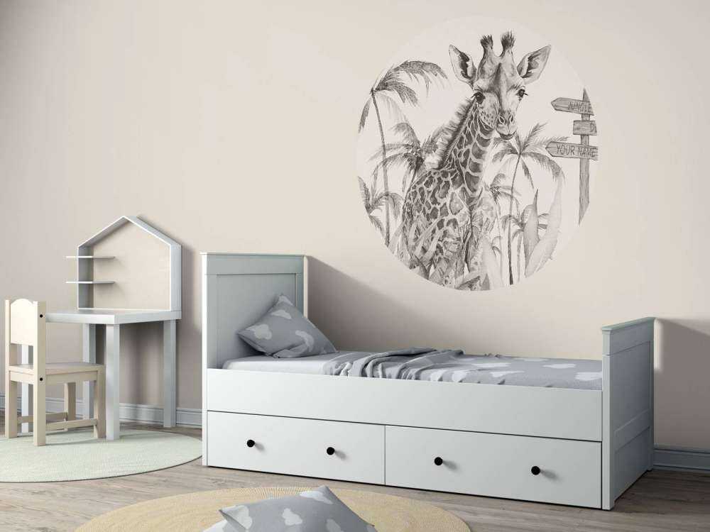 Baby giraffa nella giungla beige