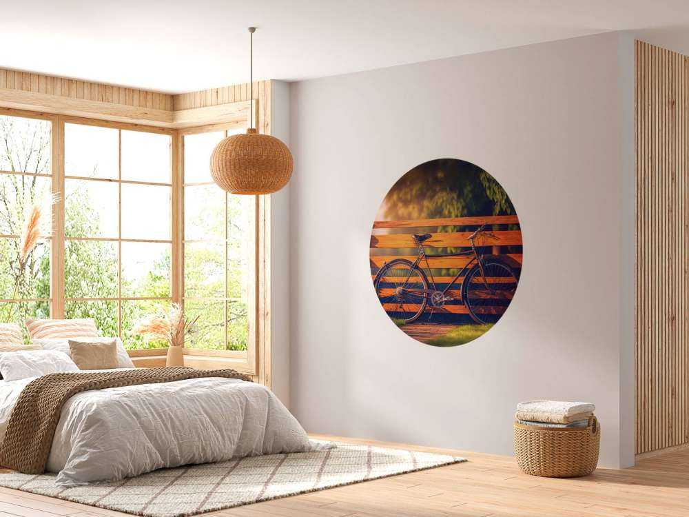 Bicicletta vicino a una staccionata di legno