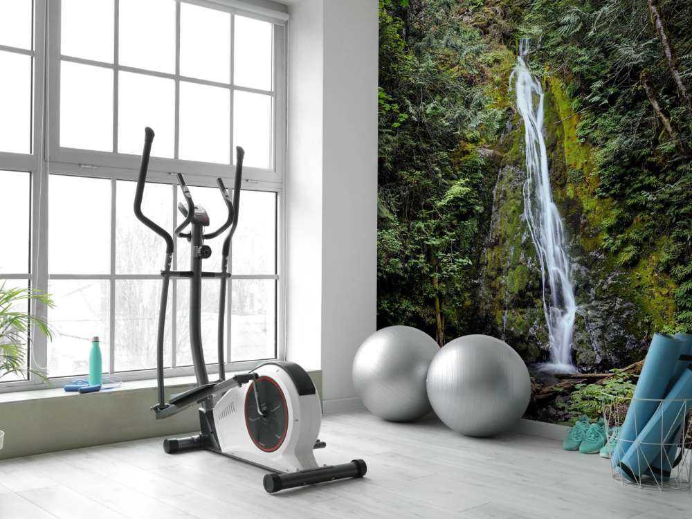 Cascata in un ambiente colorato 