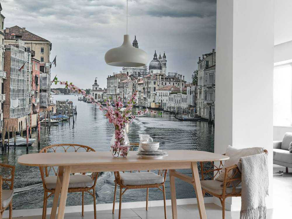 Canale con barche a Venezia