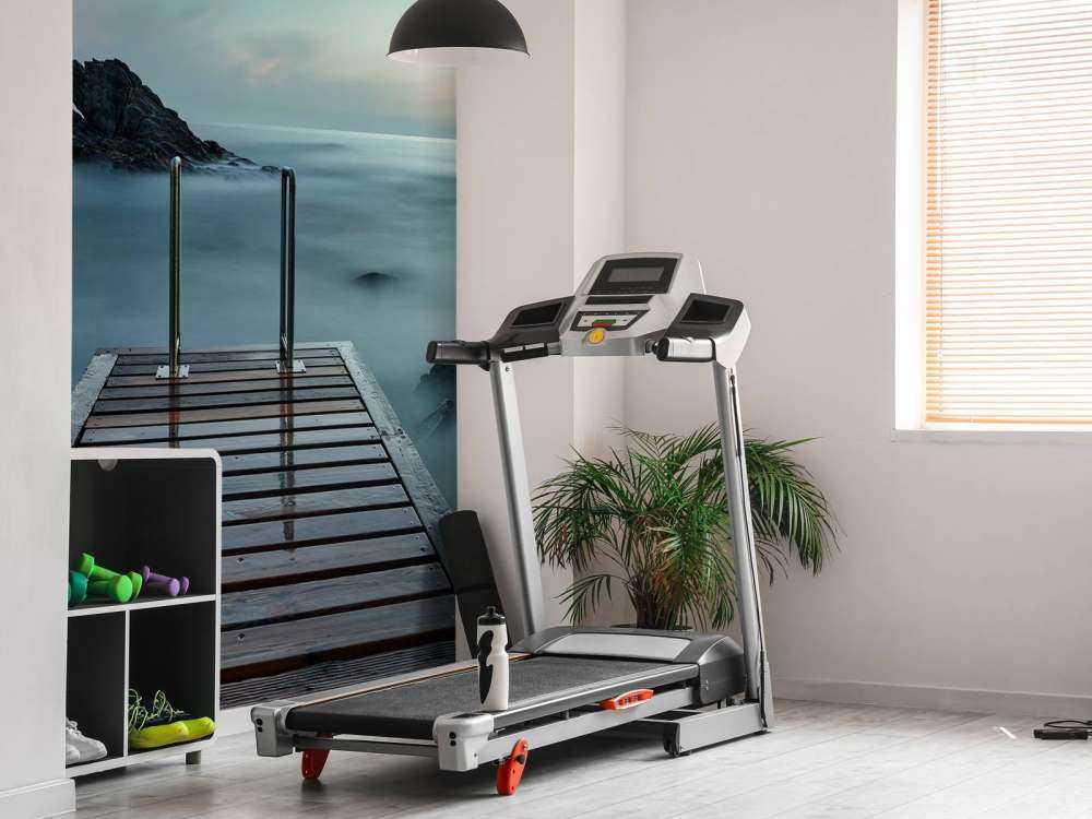 Molo di legno in riva al mare