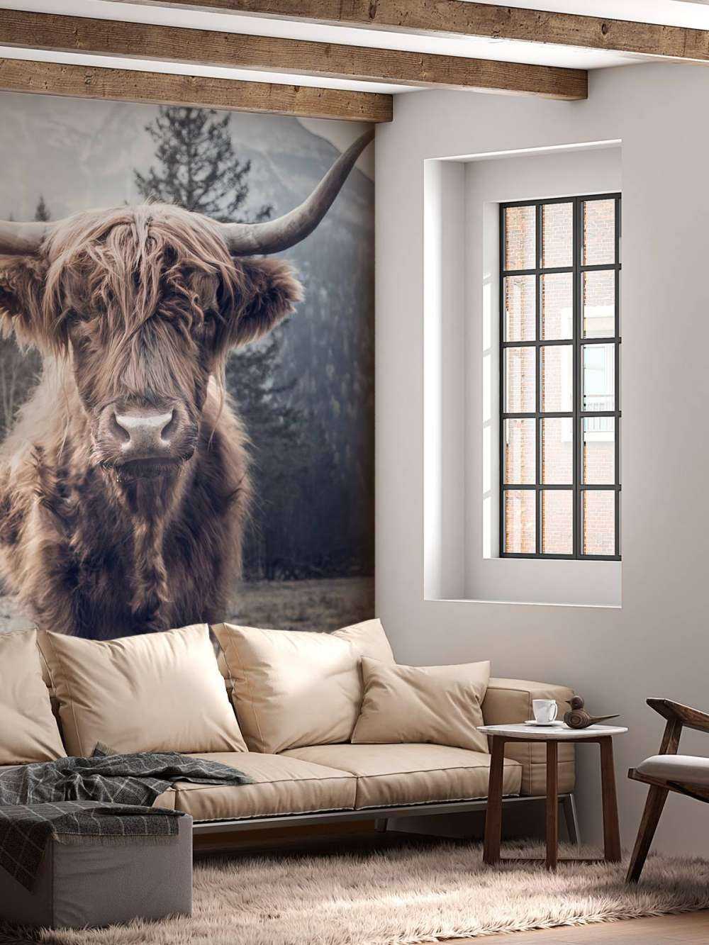 Highlander scozzese vicino alla foresta