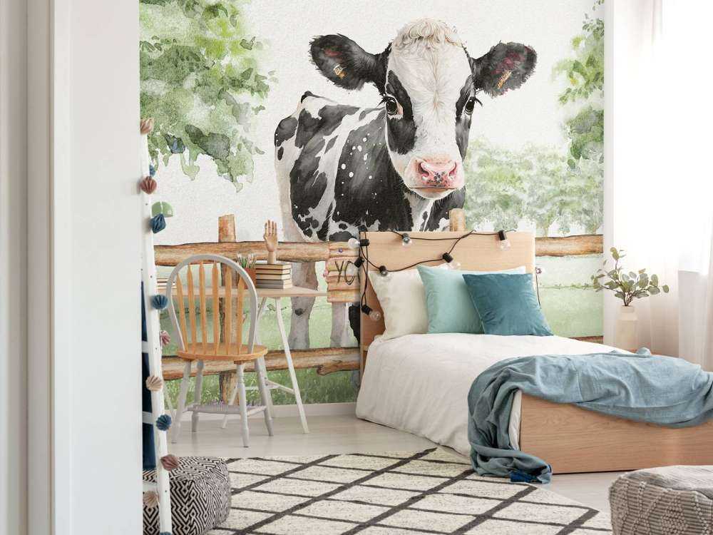 Giovane mucca in un prato