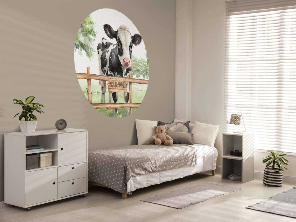 Giovane mucca in un prato