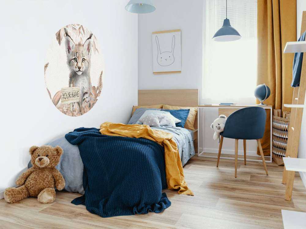 Piccola lince nella giungla grigio scuro