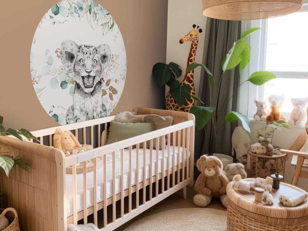 Baby leone con foglie di menta