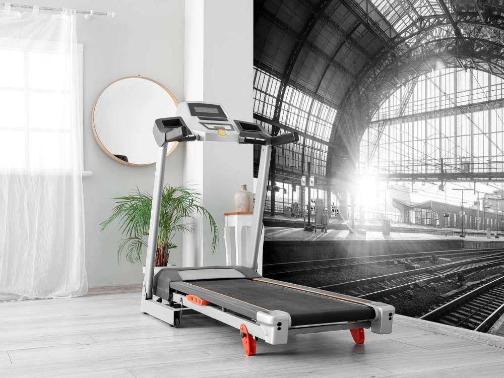 L'alba su una stazione in bianco e nero