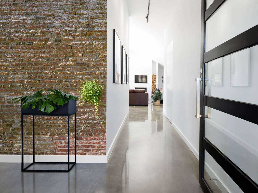 Vecchio muro di cinta in pietra con piante