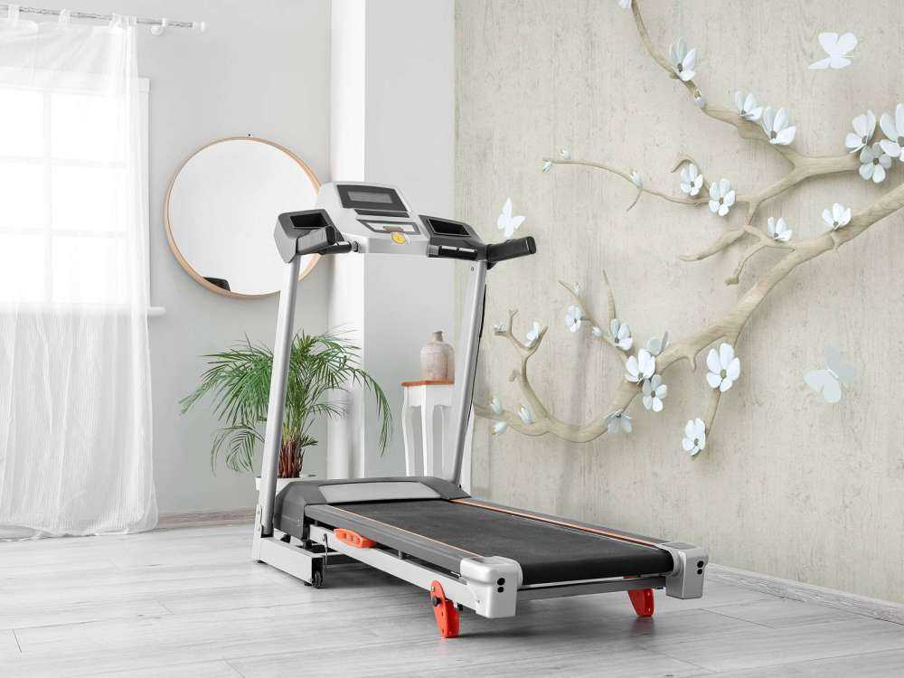 Rama con flores blancas sobre fondo de madera