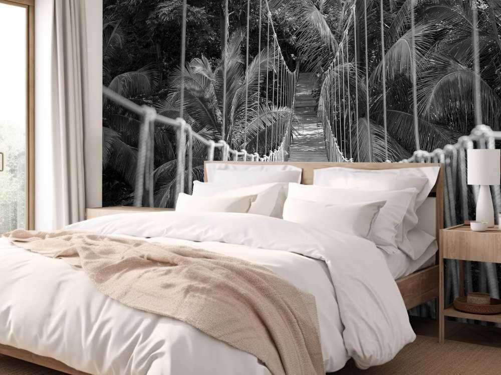 Ponte di legno tra le palme