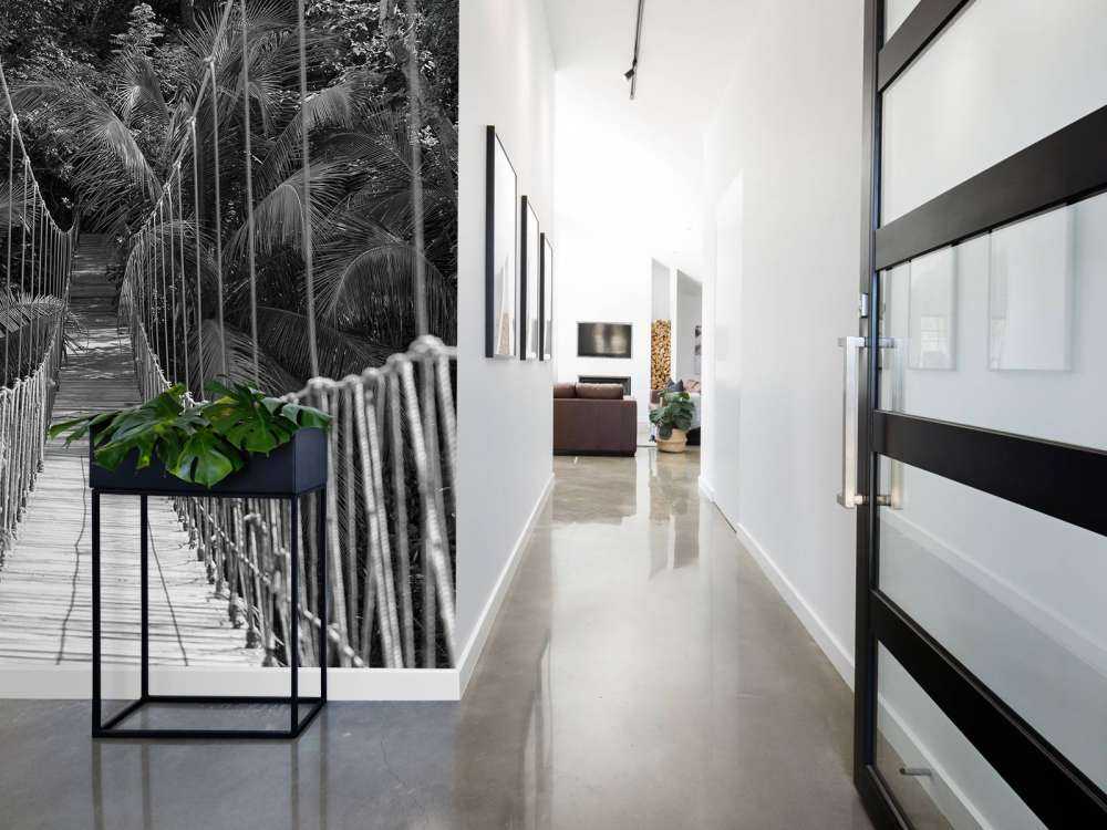 Ponte di legno tra le palme