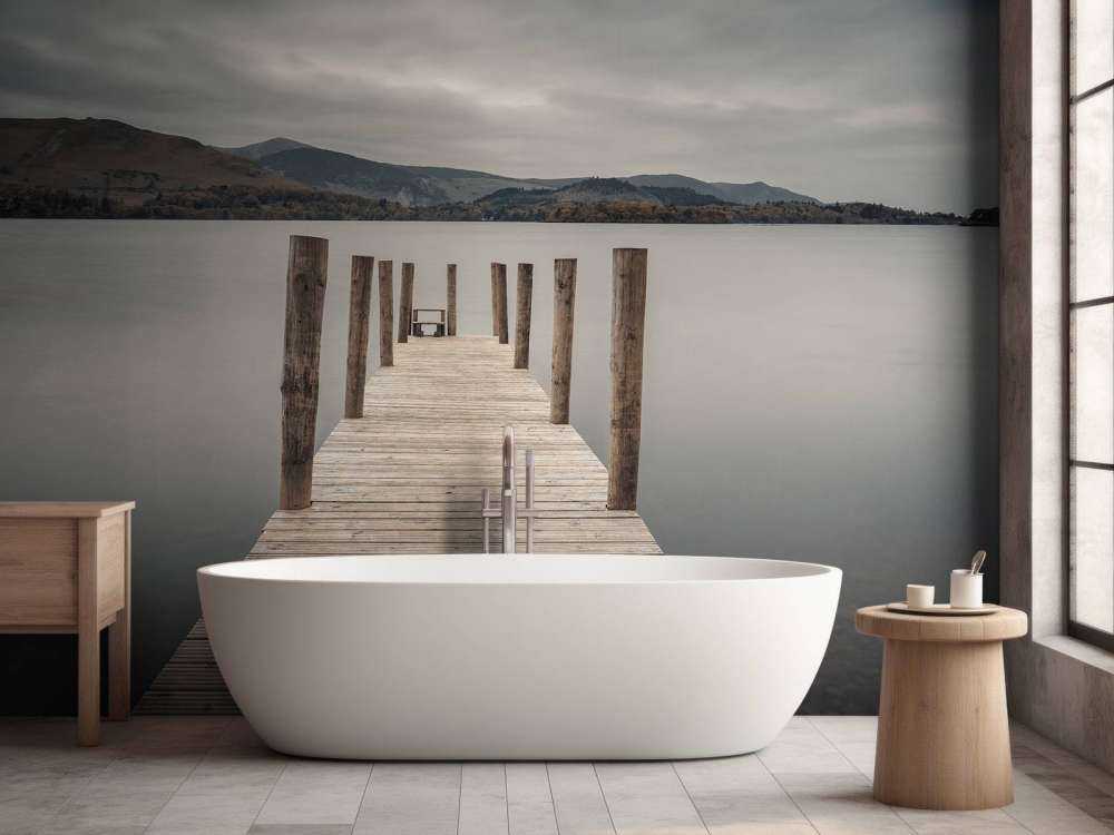 Pontile su un lago tranquillo