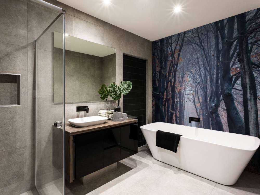 Sentiero forestale con foglie