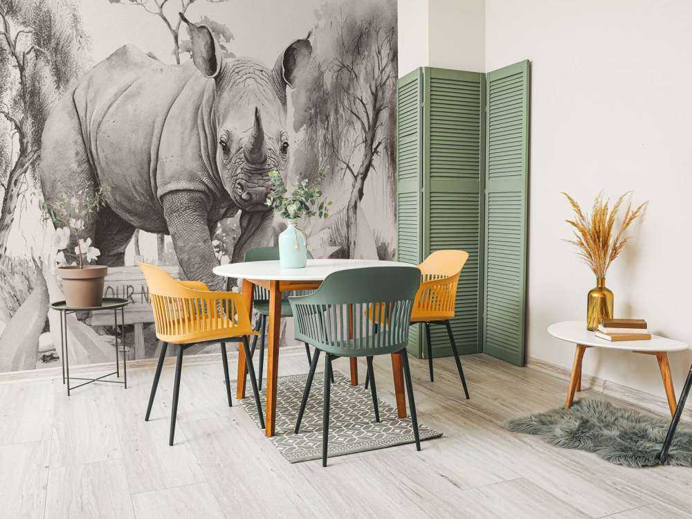 Piccolo rinoceronte nella savana beige