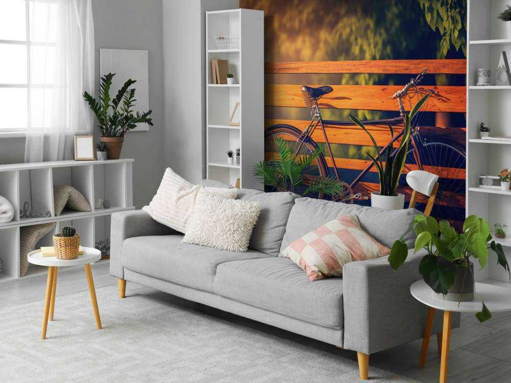 Bicicletta vicino a una staccionata di legno