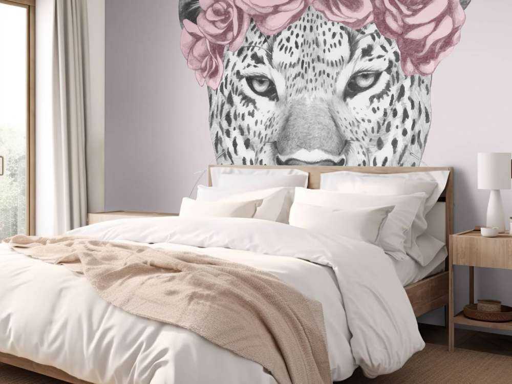 Leopardo con fiori rosa