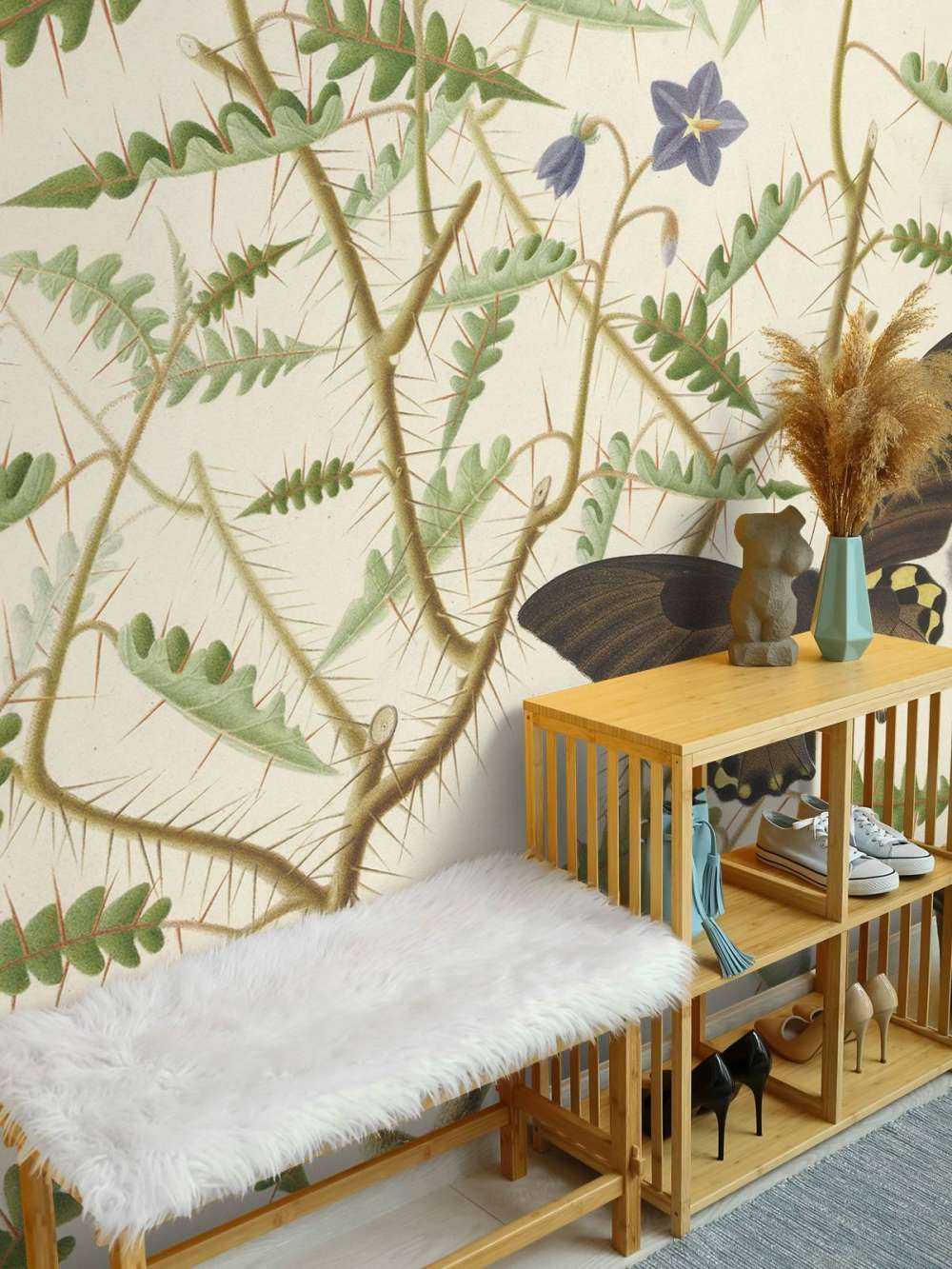 Un arbusto in fiore con due farfalle esotiche