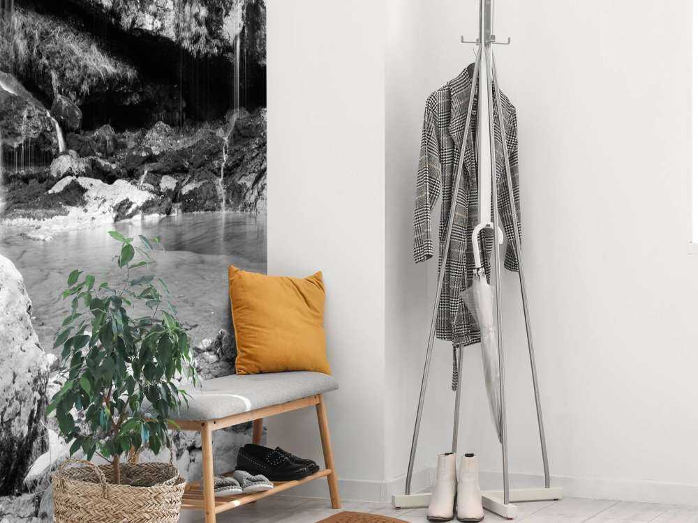 Cascata su un muro di pietra 