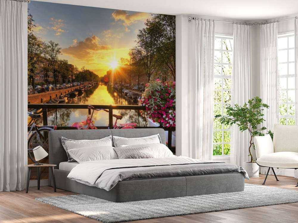 In bicicletta su un ponte con i fiori