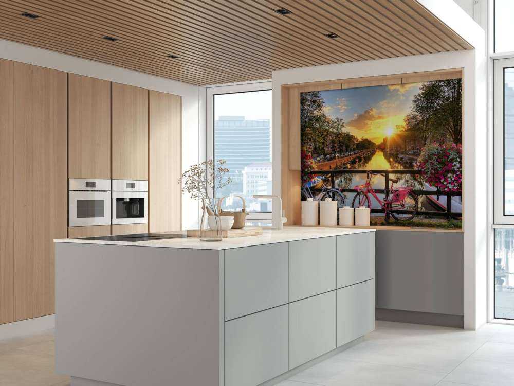 In bicicletta su un ponte con i fiori