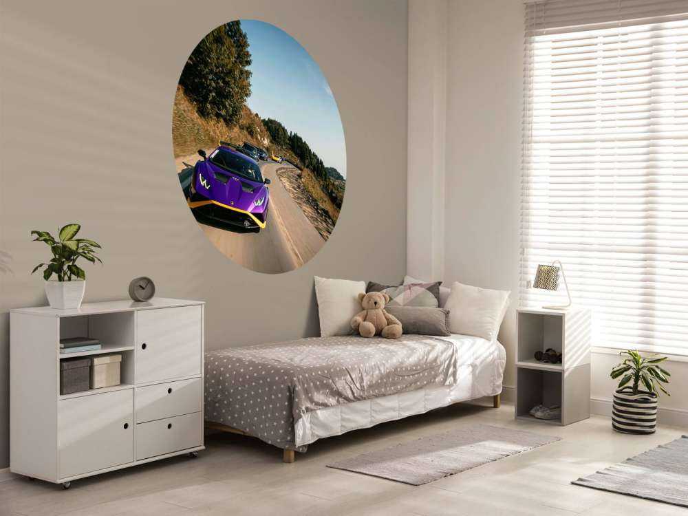 Convoglio di supercar attraverso le montagne