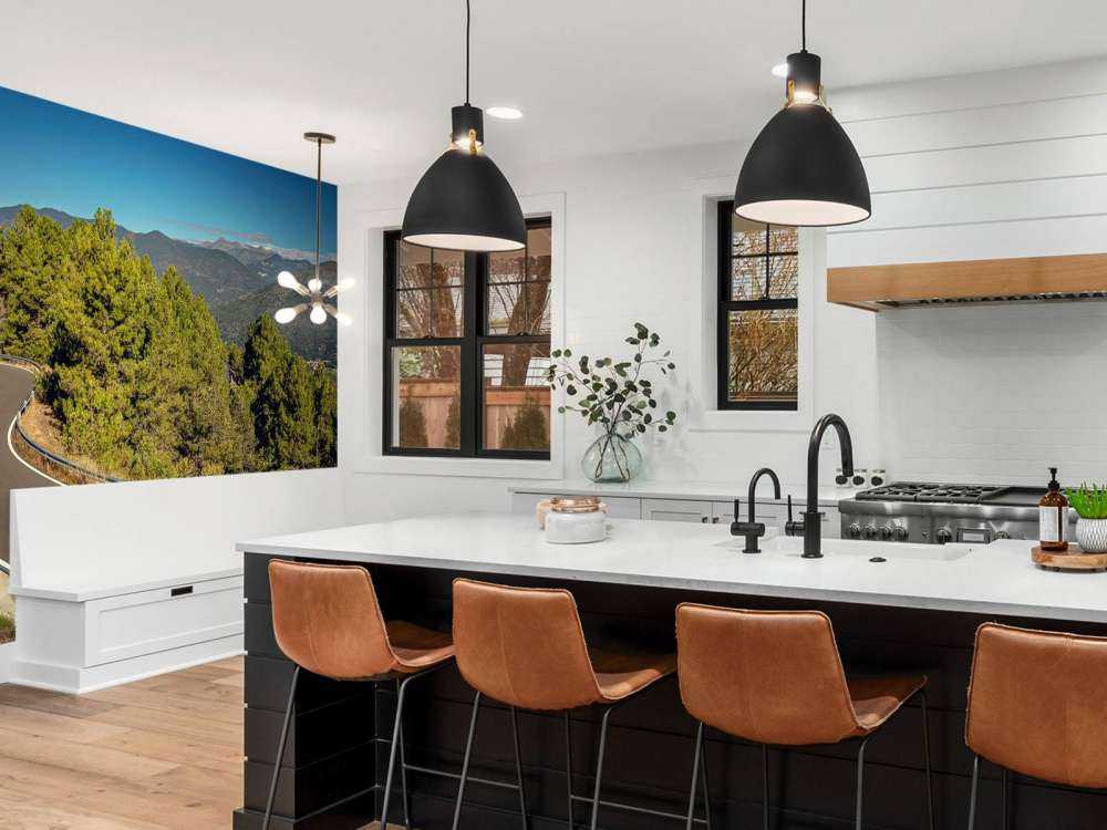 BMW limegreen su strada di montagna