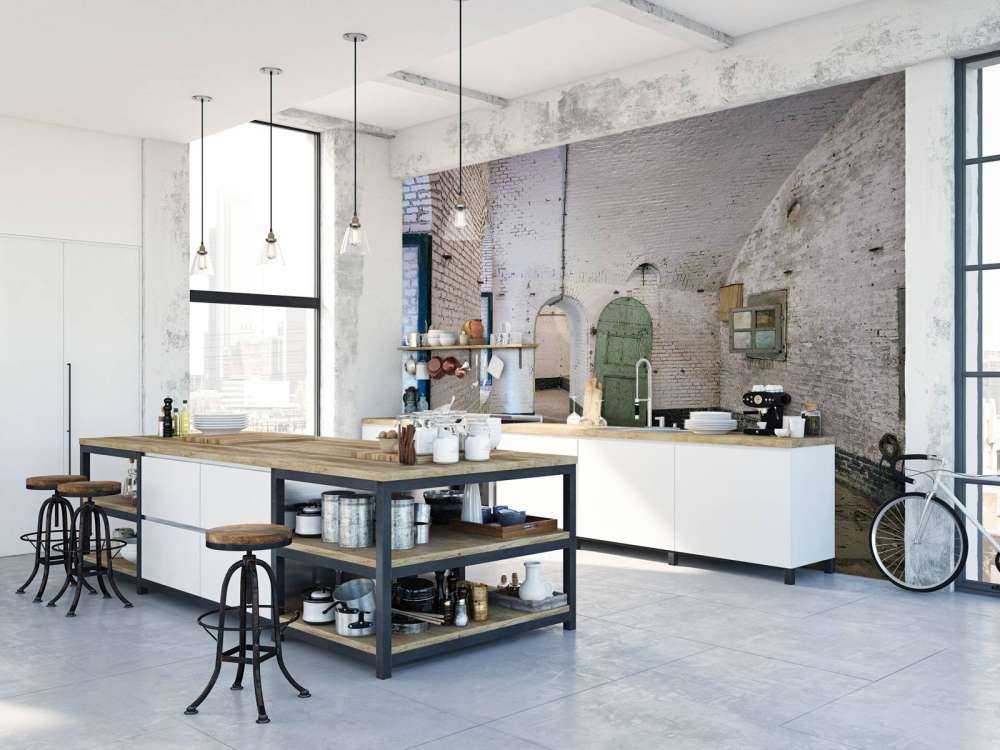 Porta verde in un vecchio edificio