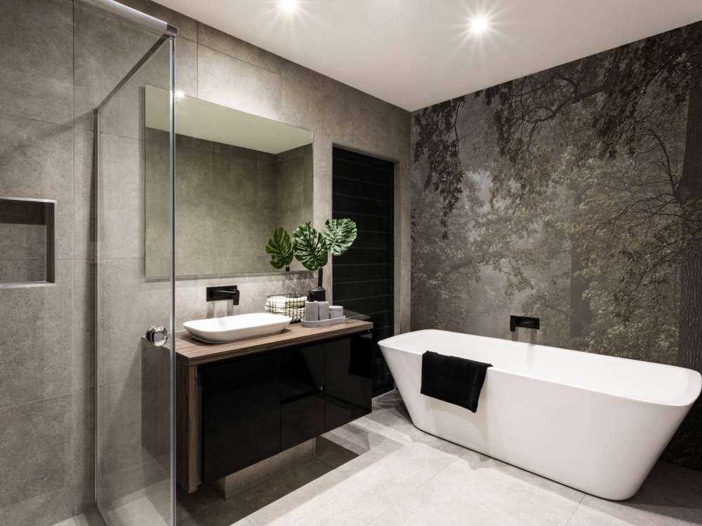 Sentiero attraverso la foresta nebbiosa