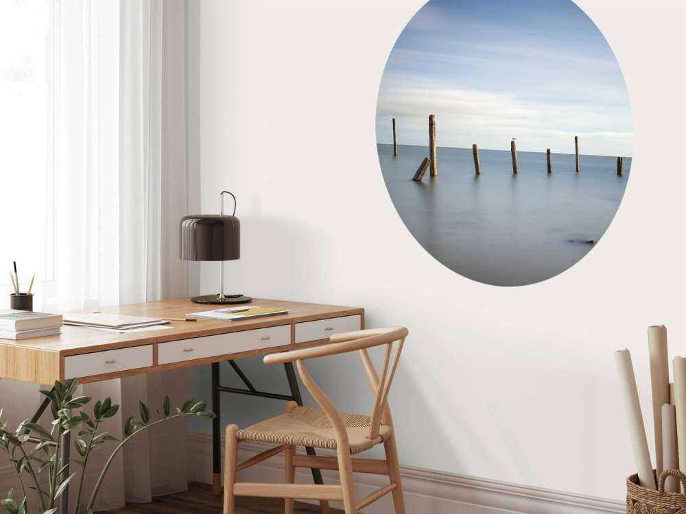 Vecchi pali di legno nel mare