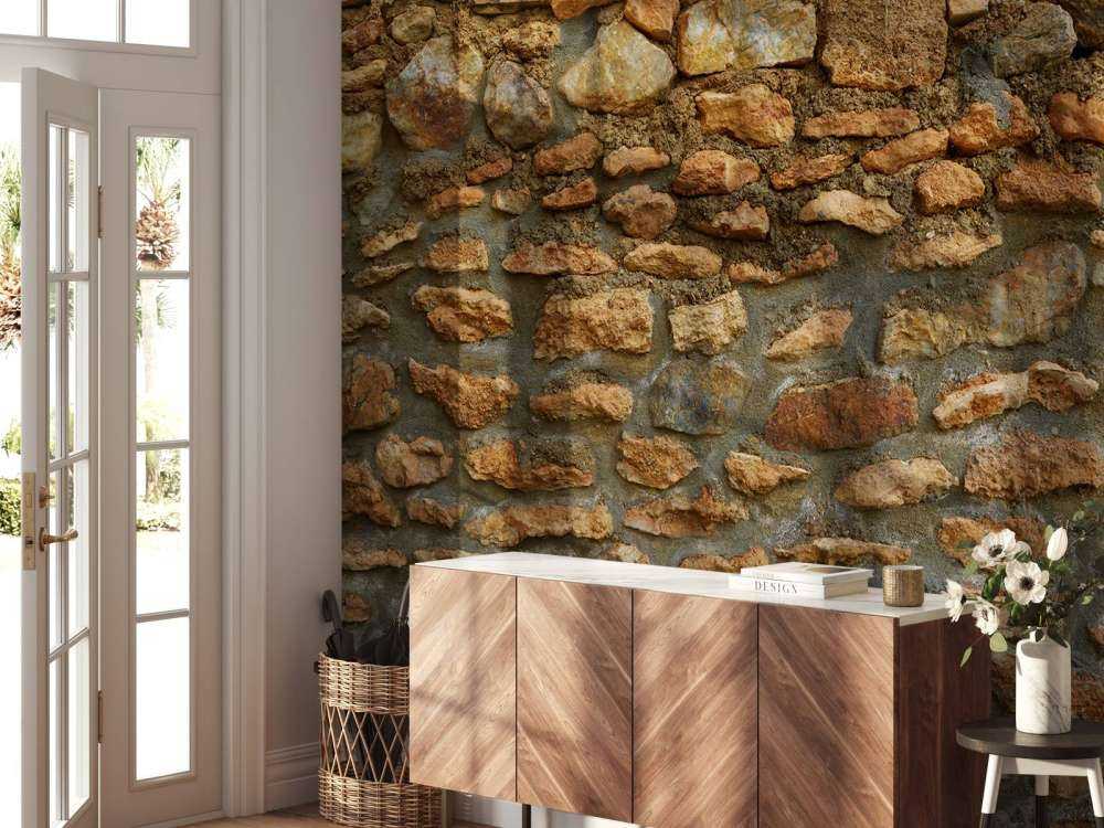 Grande parete con pietre grezze di diverse dimensioni