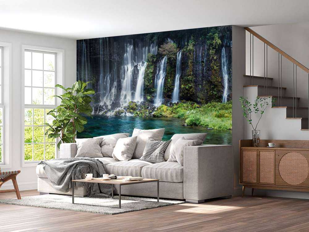 Panorama della cascata con acqua turchese blu turchese