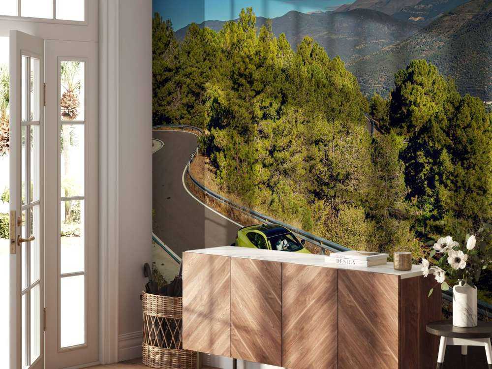 BMW limegreen su strada di montagna