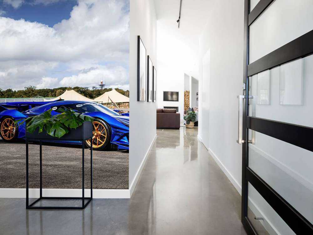 Supercar futuristica in aeroporto