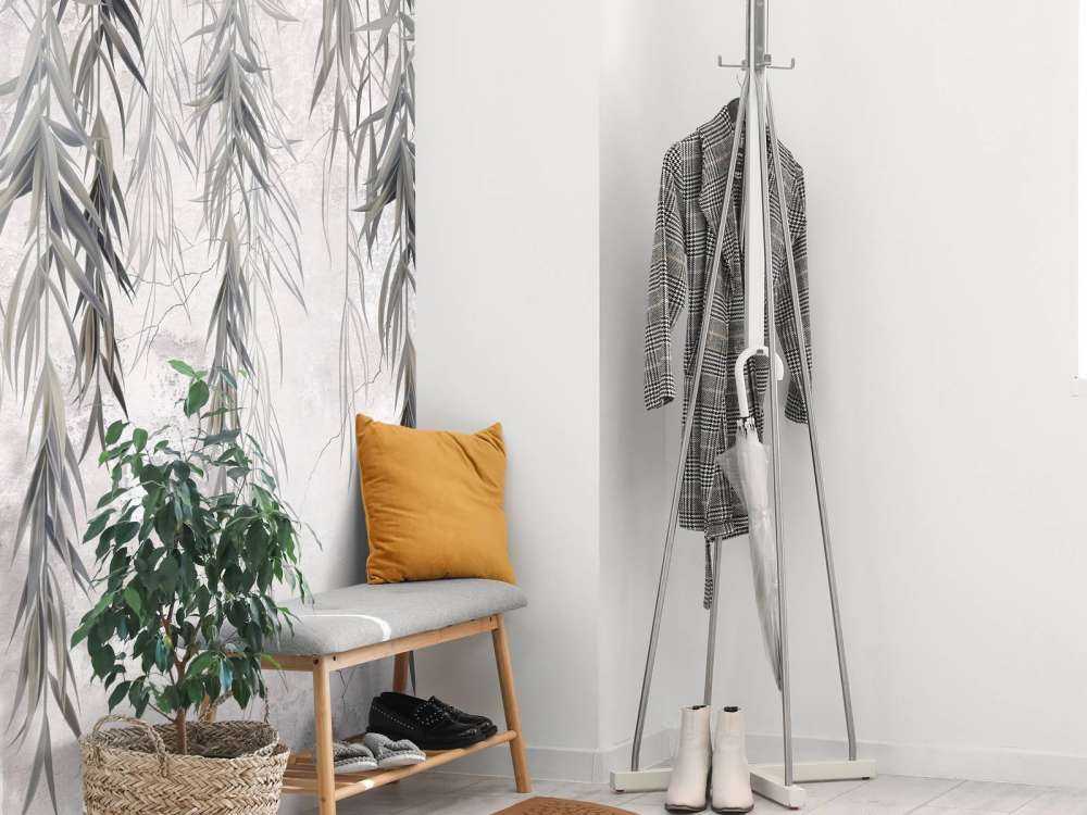 Ramas colgantes sobre el hormigón