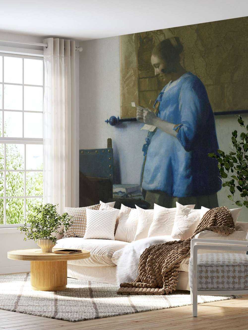 Donna che legge una lettera