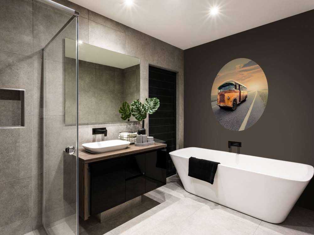 Autobus su una strada deserta