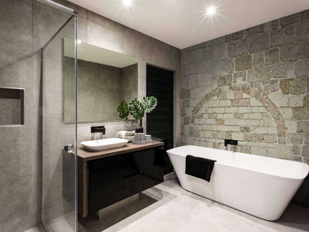 Vecchio muro di pietra con arco