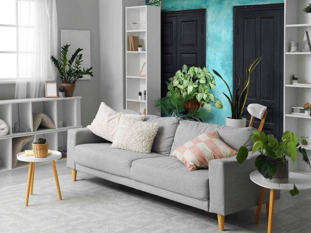 Vecchia bicicletta vicino a una casa