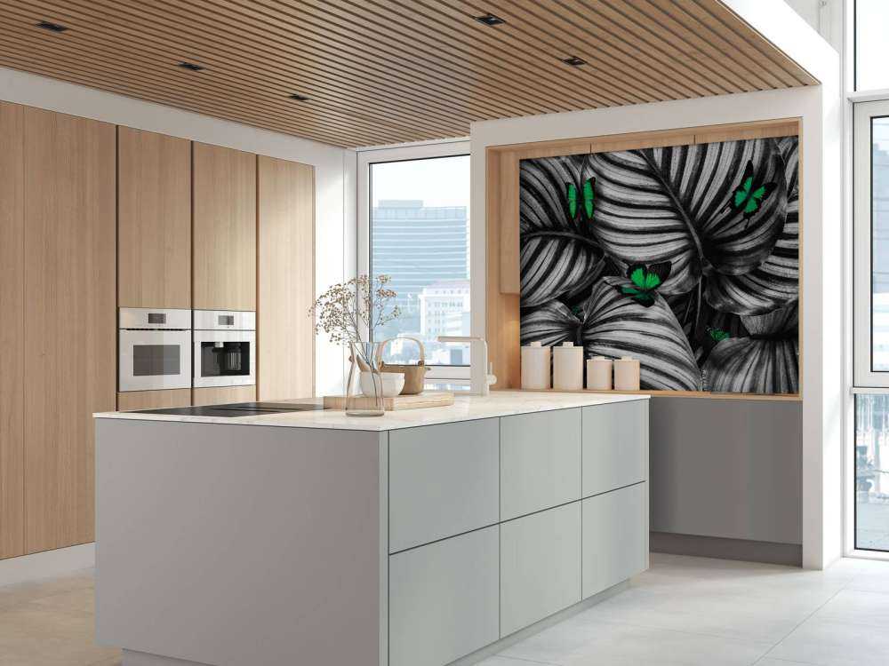 Farfalle su foglie a strisce