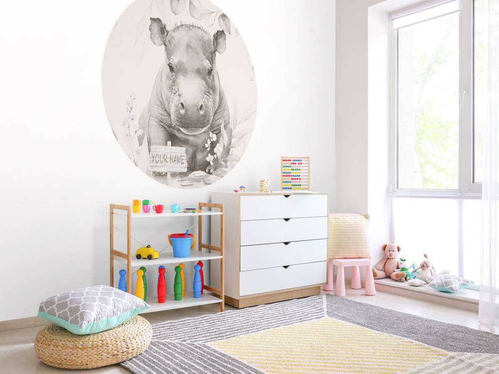 Baby ippopotamo nella giungla beige