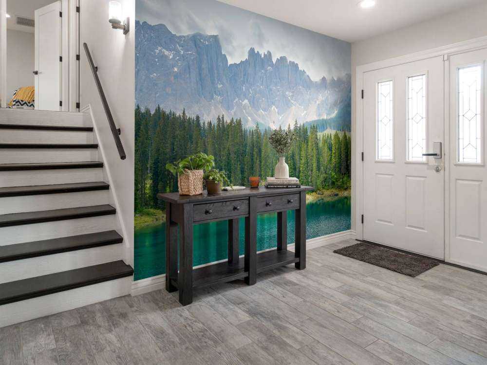 Filare di alberi vicino a un lago di montagna